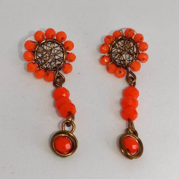 Pendientes hechos a mano con alambre de bisuteria tono bronce antiguo, adornados con cuentas de cristal color naraja