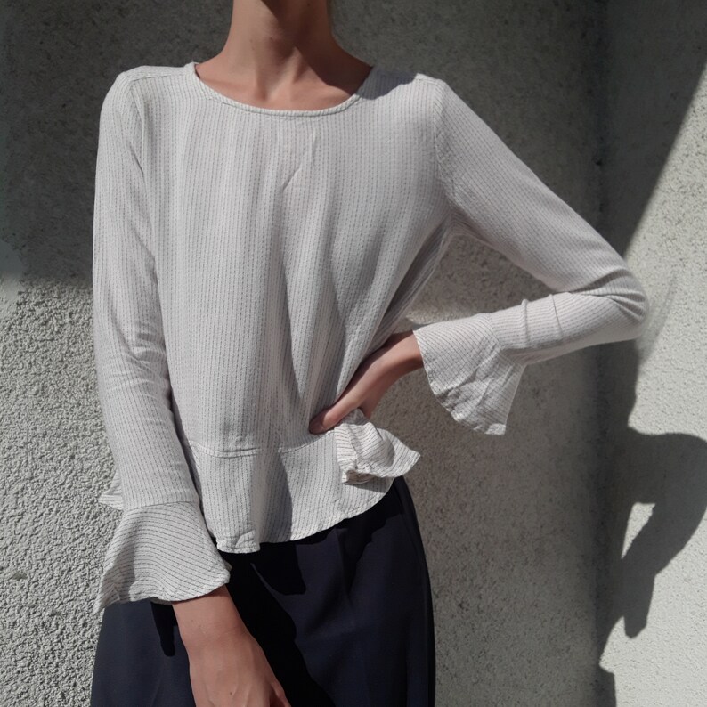 white with balck micro stripes Vintage 100/% viscose ruffled blouse