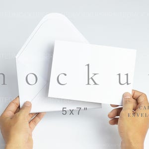 Mockup di biglietto orizzontale 7x5, mockup di invito moderno, mockup di biglietto di auguri, mockup di busta per biglietti a mano, mockup di cartolina oggetto intelligente 5x7