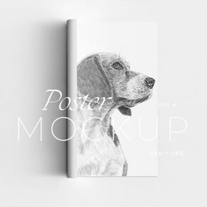Può includere: Mockup di poster in scala di grigi con un dettagliato schizzo a matita della testa di un cane di profilo. Il poster è arrotolato, con l'illustrazione del cane visibile. Le parole "Poster Mockup" sono stampate sul poster.