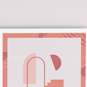 Może przedstawiać: Drukowana grafika artystyczna w odcieniach r&oacute;żu i brzoskwiniowego. Grafika przedstawia abstrakcyjne kształty, w tym p&oacute;łkole, łuk i szereg stopni. Grafika jest oprawiona w brzoskwiniową ramkę z wzorem liści.