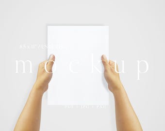 Maqueta de una mano sosteniendo papel: Plantilla de papelería de 8,5 x 11 (PSD)