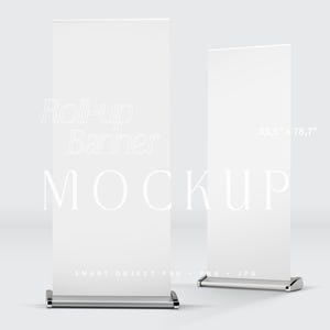 Può includere: Due banner avvolgibili verticali bianchi vuoti con basi in metallo argentato. Il testo "Roll-up Banner MOCKUP" e "85,1 cm x 199,9 cm" è sovrapposto ai banner. Il design è presentato come file in formato PSD, PNG e JPG.