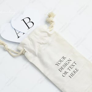 Mockup de bolsa de algodão com cartão branco em formato de coração, bolsa de lona personalizada com cordão, presente ecológico, perfeito para casamento, artesanato faça você mesmo, bilhete de presente