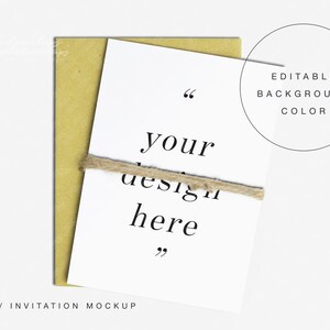 Maqueta de tarjeta de invitación minimalista en blanco con sobre de papel Kraft y cordel rústico, elegante plantilla PSD de papelería para bodas, maqueta digital