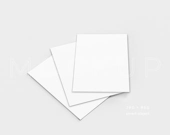 Puede incluir: Tres tarjetas rectangulares blancas dispuestas sobre una superficie gris claro. Las tarjetas se superponen ligeramente, con una tarjeta colocada encima. La imagen incluye el texto "MOCKUP" y "JPG + PSD smart object".