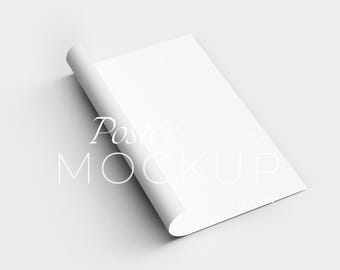 Op de afbeelding: Een witte poster mockup met een opgerolde rand, schuin op een wit oppervlak. De tekst "Poster MOCKUP" is vaag zichtbaar op de poster. De algehele afbeelding is minimalistisch en schoon, met zachte schaduwen.