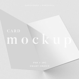 Puede incluir: Una maqueta de tarjeta blanca, doblada y abierta, sobre un fondo gris claro. El texto "CARD mockup" se muestra en una fuente limpia y sans-serif. Texto adicional indica los tipos de archivo: PSD + JPG, SMART OBJECT.