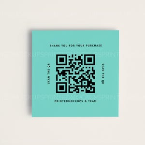 Może przedstawiać: Turkusowa karta z czarno-białym kodem QR w środku. Tekst "THANK YOU FOR YOUR PURCHASE" znajduje się u g&oacute;ry karty. Tekst "SCAN THE QR" znajduje się po lewej i prawej stronie kodu QR. Tekst "PRINTEDMOCKUPS & TEAM" znajduje się na dole karty.