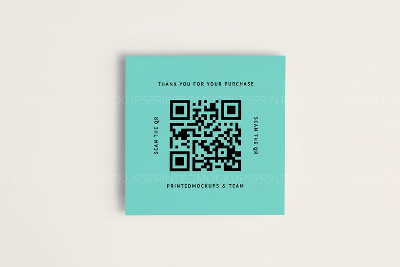 Może przedstawiać: Turkusowa karta z czarno-białym kodem QR w środku. Tekst "THANK YOU FOR YOUR PURCHASE" znajduje się u g&oacute;ry karty. Tekst "SCAN THE QR" znajduje się po lewej i prawej stronie kodu QR. Tekst "PRINTEDMOCKUPS & TEAM" znajduje się na dole karty.