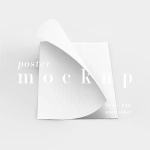 Può includere: Un mockup di poster bianco con un angolo ripiegato, che mostra il testo "poster mockup". L'immagine include il testo "JPG + PSD" e "smart object". Lo sfondo è grigio chiaro.