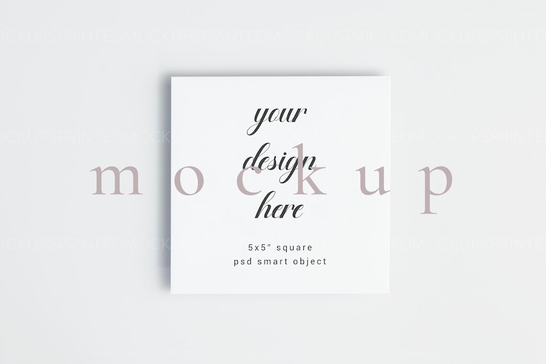 Może przedstawiać: Biała kwadratowa makieta karty z nadrukowanym tekstem "your design here" i "5x5" square psd smart object".