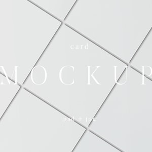 Peut inclure: Maquette minimaliste avec neuf cartes carrées blanches disposées en grille. Le mot « MOCKUP » est affiché dans une police délicate sur les cartes, avec « card » et « psd + jpg » au-dessus et en dessous.