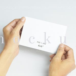 4x6 Cartão Mockup Objeto Inteligente, Cartão Postal Mockup, Cartão de Saudação Mockup, Cartão em Branco Mockup Mão, Papelaria de Casamento, Cartão Minimalista Mockup