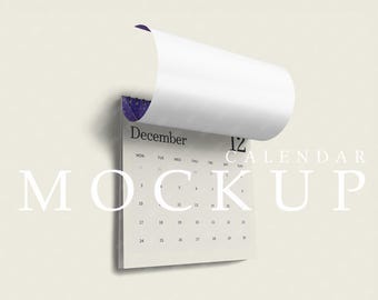 Może przedstawiać: Biała makiety kalendarza z wyświetlonym miesiącem grudniem. Strona jest przewrócona, aby ujawnić liczbę 12. Tekst "CALENDAR MOCKUP" jest wydrukowany na białym tle.