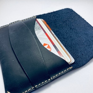 Echtes, dunkelblaues Leder Klappen portemonnaie, Kartenhalter. Ein besonderes personalisiertes Produkt