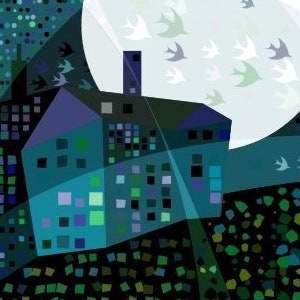 Op de afbeelding: Een digitale schildering van een stadsbeeld 's nachts met een volle maan en vogels die in de lucht vliegen. De stad is opgebouwd uit geometrische vormen en de maan is wit met een blauwe gloed. De lucht is donkerblauw met een paar sterren. De stad is omringd door groene bomen en struiken.