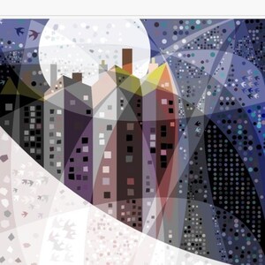 Op de afbeelding: Een geometrische abstracte kunstprint van een skyline van een stad 's nachts met een volle maan en vogels die in de lucht vliegen. De gebouwen zijn in tinten grijs, paars en rood. De lucht is donkerblauw met witte en grijze geometrische vormen.