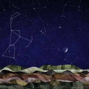 Op de afbeelding: Een donkerblauwe nachthemel met een wassende maan en verschillende sterrenbeelden, waaronder een groot sterrenbeeld dat lijkt op een persoon. De horizon is een gelaagd landschap van bruin, groen en beige.