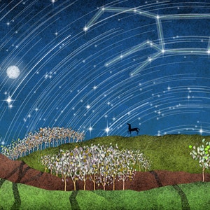 Op de afbeelding: Een donker silhouet van een paard staat op een grassige heuvel onder een nachtelijke hemel met een heldere maan en een sterrenbeeld. De hemel is diepblauw met witte strepen licht van de sterren. De heuvel is bedekt met groen gras en er zijn bomen op de voorgrond.