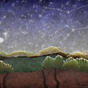 Op de afbeelding: Een digitale illustratie van een nachtelijke hemel met een sterrenbeeld, een maan en een veld met witte bloemen. De hemel is donkerblauw met witte sterren en een zwakke witte gloed. De maan is een witte cirkel met een donker centrum. De bloemen zijn wit met groene stelen en zijn gerangschikt in een veld.