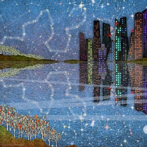 Op de afbeelding: Een digitale schildering van een skyline van een stad die wordt weerspiegeld in een waterlichaam. De stad is verlicht met kleurrijke lichten en de lucht is gevuld met sterren die met lijnen zijn verbonden om sterrenbeelden te vormen. De scène speelt zich af tegen een donkerblauwe achtergrond.