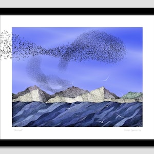 Op de afbeelding: Een digitale kunstprint van een zwerm vogels die over een blauw en wit landschap vliegt. De vogels vormen een draaiende vorm, en het landschap bestaat uit bergen en water. De print is getiteld "Arrival" en gesigneerd door de kunstenaar, Peter Gammett.