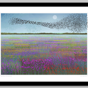 Op de afbeelding: Een digitale schildering van een veld met paarse, roze, gele en rode wilde bloemen met een zwerm vogels die overvliegen in een heldere blauwe lucht met een witte zon.