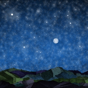 Op de afbeelding: Een donkerblauwe nachthemel met een volle maan en veel sterren. Op de voorgrond een silhouet van een bergketen.