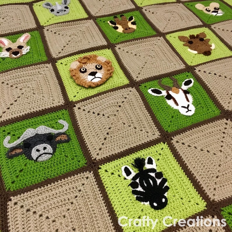 Puede incluir: Una manta de ganchillo con un esquema de color verde y marr&oacute;n. La manta presenta varias caras de animales, incluyendo un le&oacute;n, una cebra, una jirafa y un rinoceronte. La manta est&aacute; hecha con un patr&oacute;n cuadrado y tiene un borde marr&oacute;n.