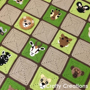 Puede incluir: Una manta de crochet con un patr&oacute;n de cuadros verde y marr&oacute;n. Cada cuadrado presenta una cara de animal diferente, incluyendo un le&oacute;n, una jirafa, una cebra, un mono y m&aacute;s. La manta est&aacute; etiquetada como "Crafty Creations".