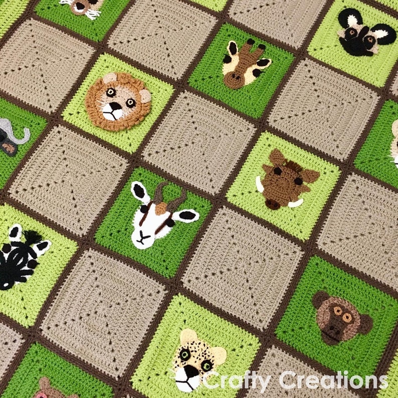 Puede incluir: Una manta de crochet con un patr&oacute;n de cuadros verde y marr&oacute;n. Cada cuadrado presenta una cara de animal diferente, incluyendo un le&oacute;n, una jirafa, una cebra, un mono y m&aacute;s. La manta est&aacute; etiquetada como "Crafty Creations".