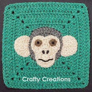 Puede incluir: Un artículo cuadrado tejido a ganchillo con la cara de un mono. El mono tiene una cara gris claro, orejas beige y ojos marrones, sobre un fondo verde. El texto "Crafty Creations" está en la parte inferior.