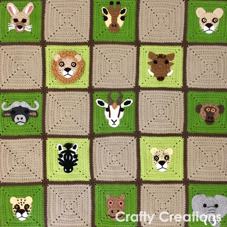 Puede incluir: Una manta de crochet con una variedad de caras de animales en cada cuadrado. Los cuadrados se alternan en verde y marr&oacute;n. Los animales incluyen una jirafa, un le&oacute;n, una cebra, un elefante, un hipop&oacute;tamo, un leopardo, un mono, una gacela, un jabal&iacute; y un conejo.