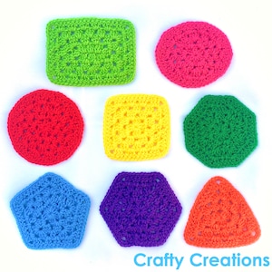 Könnte beinhalten: Ein Set aus acht gehäkelten Formen in verschiedenen Farben, darunter ein Kreis, ein Quadrat, ein Sechseck, ein Fünfeck und ein Dreieck. Die Formen sind alle mit einem ähnlichen Stichmuster gearbeitet und auf einem weißen Hintergrund angeordnet. Der Text "Crafty Creations" ist am unteren Rand des Bildes sichtbar.
