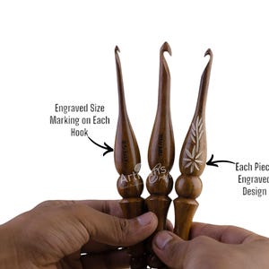 Pode incluir: Conjunto de tr&ecirc;s agulhas de croch&ecirc; de madeira com desenhos gravados. Cada agulha tem uma marca de tamanho, 4,5 mm, 10,0 mm e 10,0 mm.