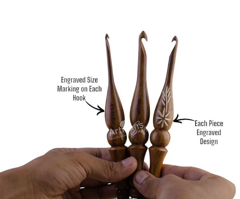 Pode incluir: Conjunto de tr&ecirc;s agulhas de croch&ecirc; de madeira com desenhos gravados. Cada agulha tem uma marca de tamanho, 4,5 mm, 10,0 mm e 10,0 mm.