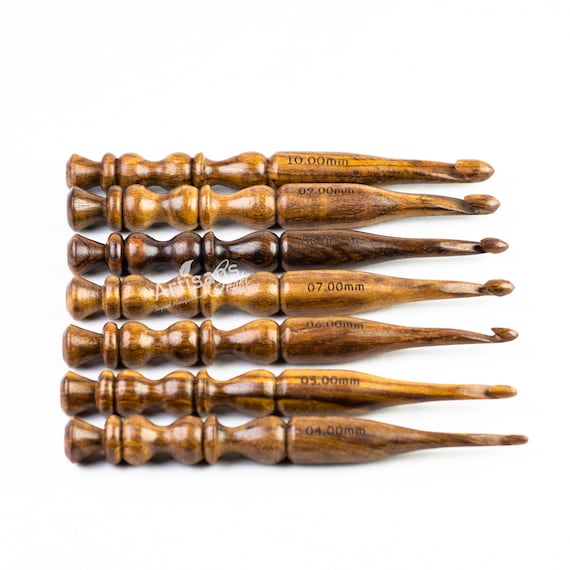 Ergonomic Soft Grip Wooden Crochet Hooks, Set Includes 7 Sizes, 4 MM to 10 MM, Crochet Hooks, Gift for Crocheters, Crochet Accessories