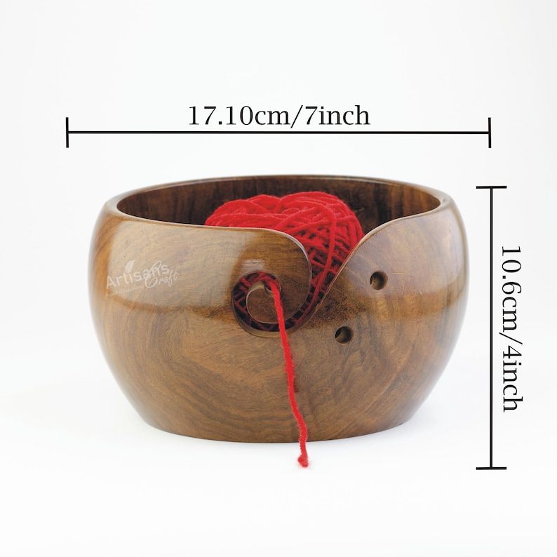 Pode incluir: Uma tigela de l&atilde; de madeira com uma bola de l&atilde; vermelha dentro. A tigela tem 17,10 cm de largura e 10,6 cm de altura.