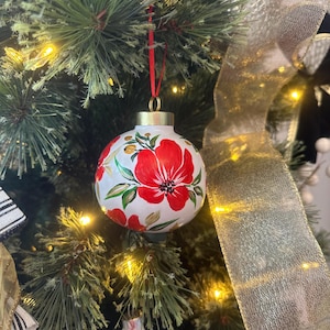 Enfeite de Natal Floral de Papoula Pintado à Mão | Enfeite de Natal Pintado Personalizado | Enfeite Feito à Mão | Enfeite Botânico | Bola Vermelha e Branca