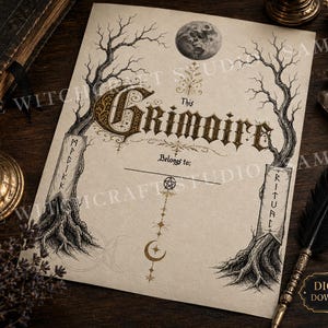 Puede incluir: Una página de papel color crema con el texto This Grimoire Belongs to, flanqueado por dos ilustraciones detalladas en tinta negra de árboles desnudos. El diseño incluye una luna, un pentáculo y estrellas en tinta dorada y negra.