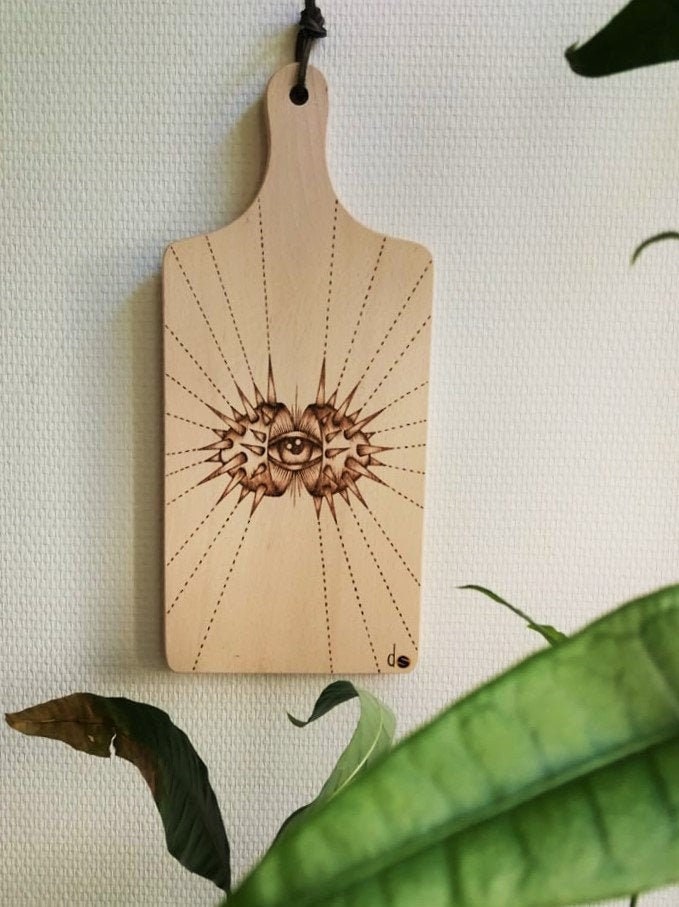 Planche à Découper Œil Pyrogravée La Main en Hêtre