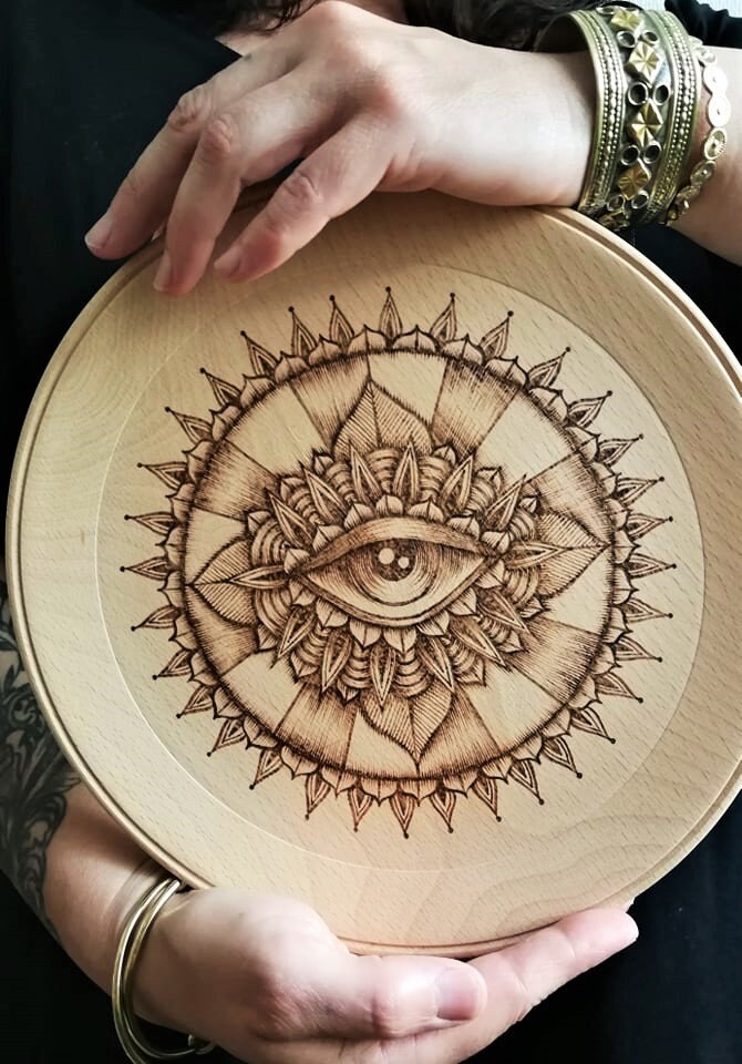 Assiette Décorative Œil Pyrogravée à La Main en Hêtre