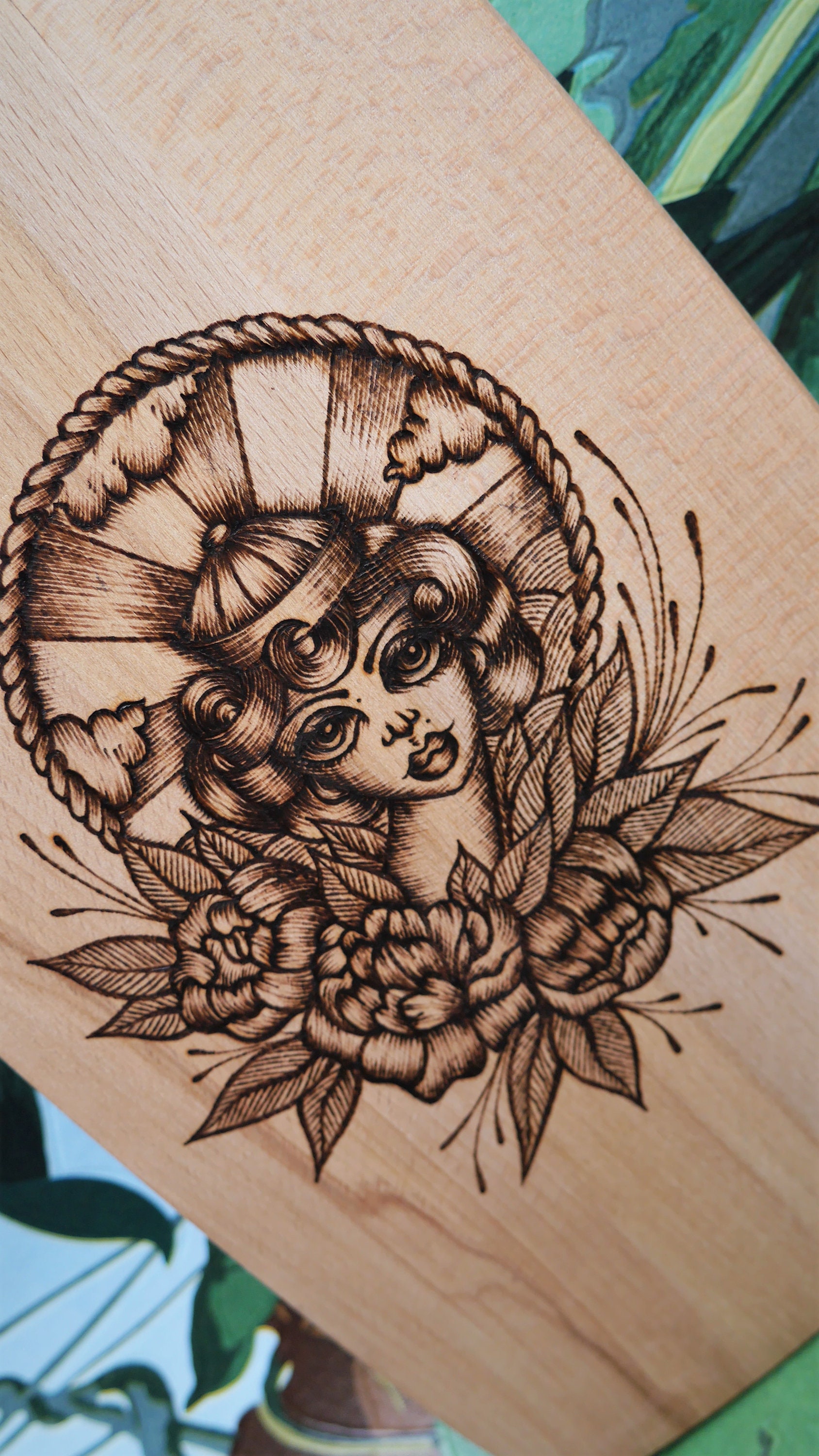 Planche à Découper Femme Marine Pyrogravée La Main en Hêtre