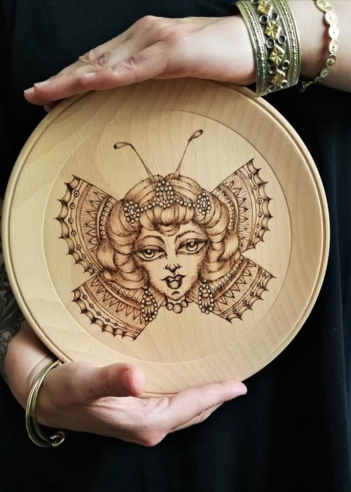 Assiette Décorative Femme Papillon Pyrogravée à La Main en Hêtre