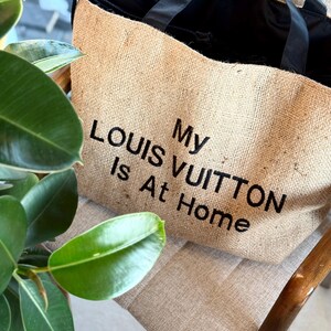 My LOUIS VUITTON Is At Home Umhängetasche / Strandtasche / Upcycled Kaffeesacktasche / Große Nachhaltige Kaffeesack-Umhängetasche mit Taschen