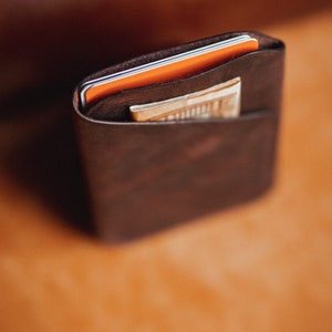 Cartera de cuero hecha a mano / billetera de bolsillo de cuero / billetera de tarjeta / titular de tarjeta unisex / billetera minimalista hecha a mano / regalo para él imagen 2