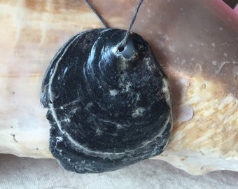 Shell pendant necklace