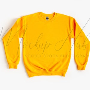 Felpa Gildan Mockup G18000 Oro Autunno Mockup Hygee Cozy Mockup Gildan Mockup Felpa a collo di equipaggio Felpa gialla Mockup