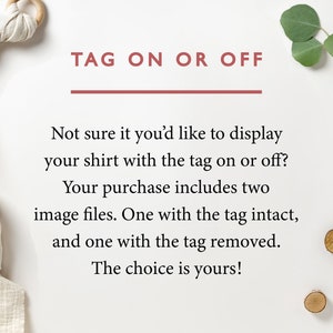 K&ouml;nnte beinhalten: Text auf wei&szlig;em Hintergrund, der "TAG ON OR OFF" lautet. Unter dem Text befindet sich eine Nachricht, die lautet: "Sie sind sich nicht sicher, ob Sie Ihr Shirt mit dem Etikett an oder aus pr&auml;sentieren m&ouml;chten? Ihr Kauf beinhaltet zwei Bilddateien. Eine mit dem intakten Etikett und eine mit dem entfernten Etikett. Die Wahl liegt bei Ihnen!"